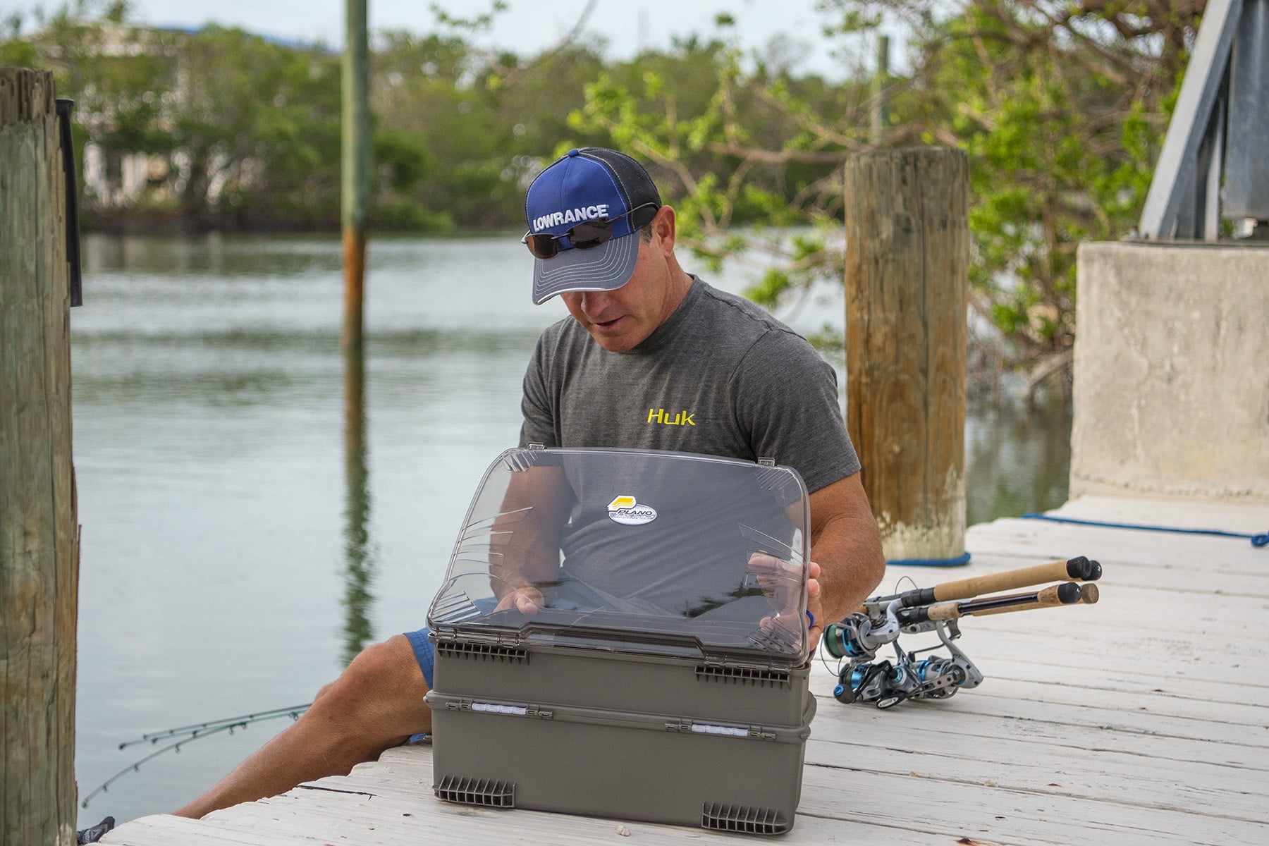 Plano Fishing Guide Series Satchel Magnum, Graphite/Sandstone - Image 5