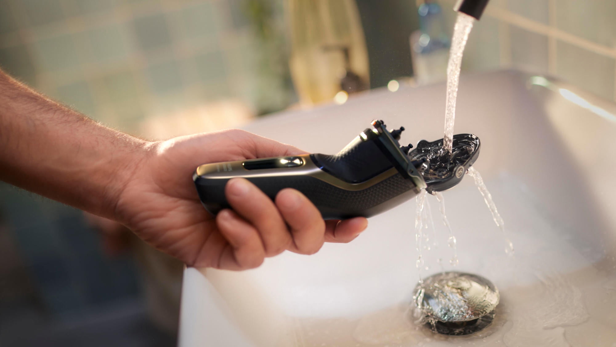 Philips Norelco Caretouch, Rechargeable Wet & Dry Shaver with Pop-Up Trimmer - Image 4