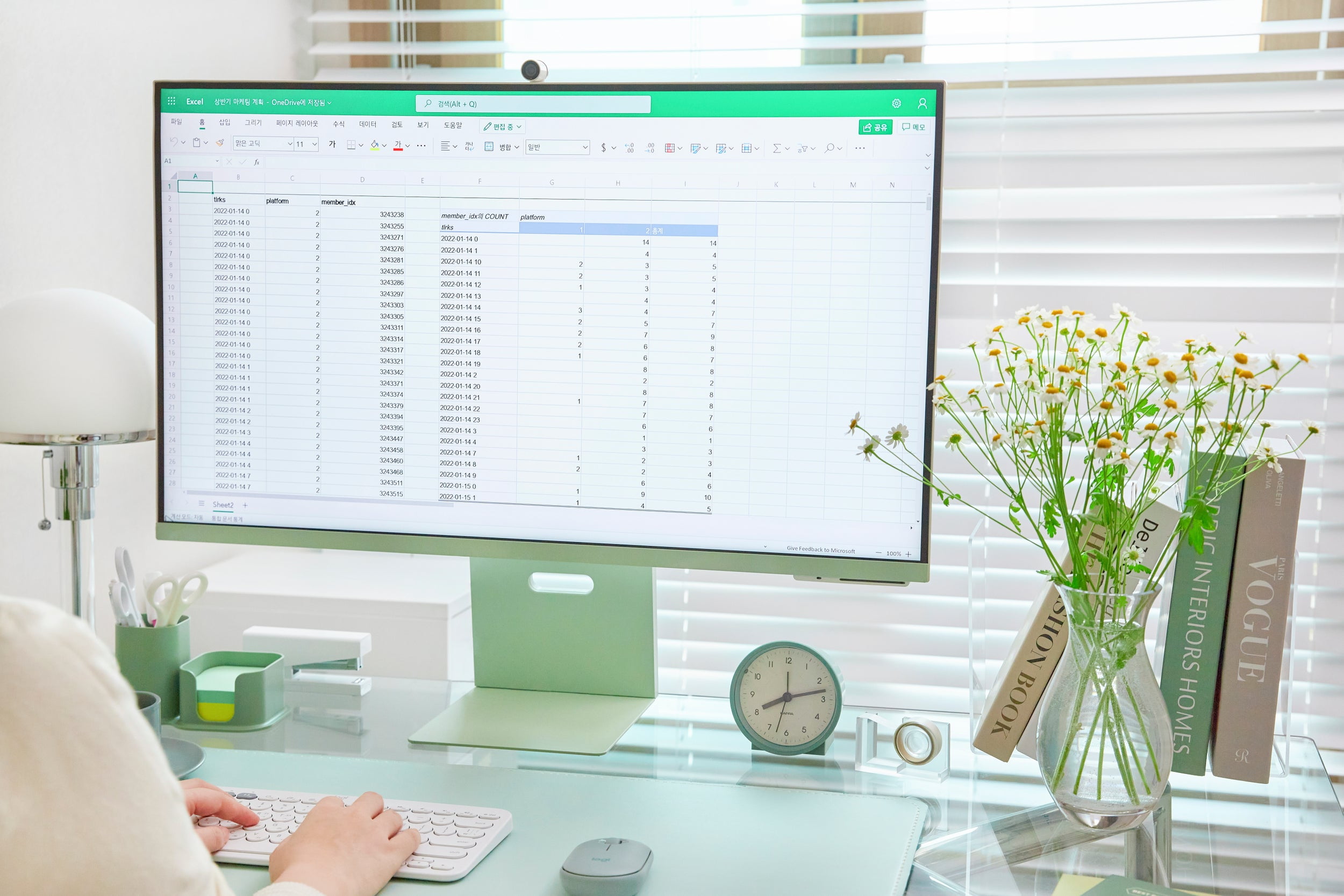 SAMSUNG 32" Class M80B 4K UHD Smart Monitor with Streaming TV and SlimFit Camera Included - Spring Green - Image 5