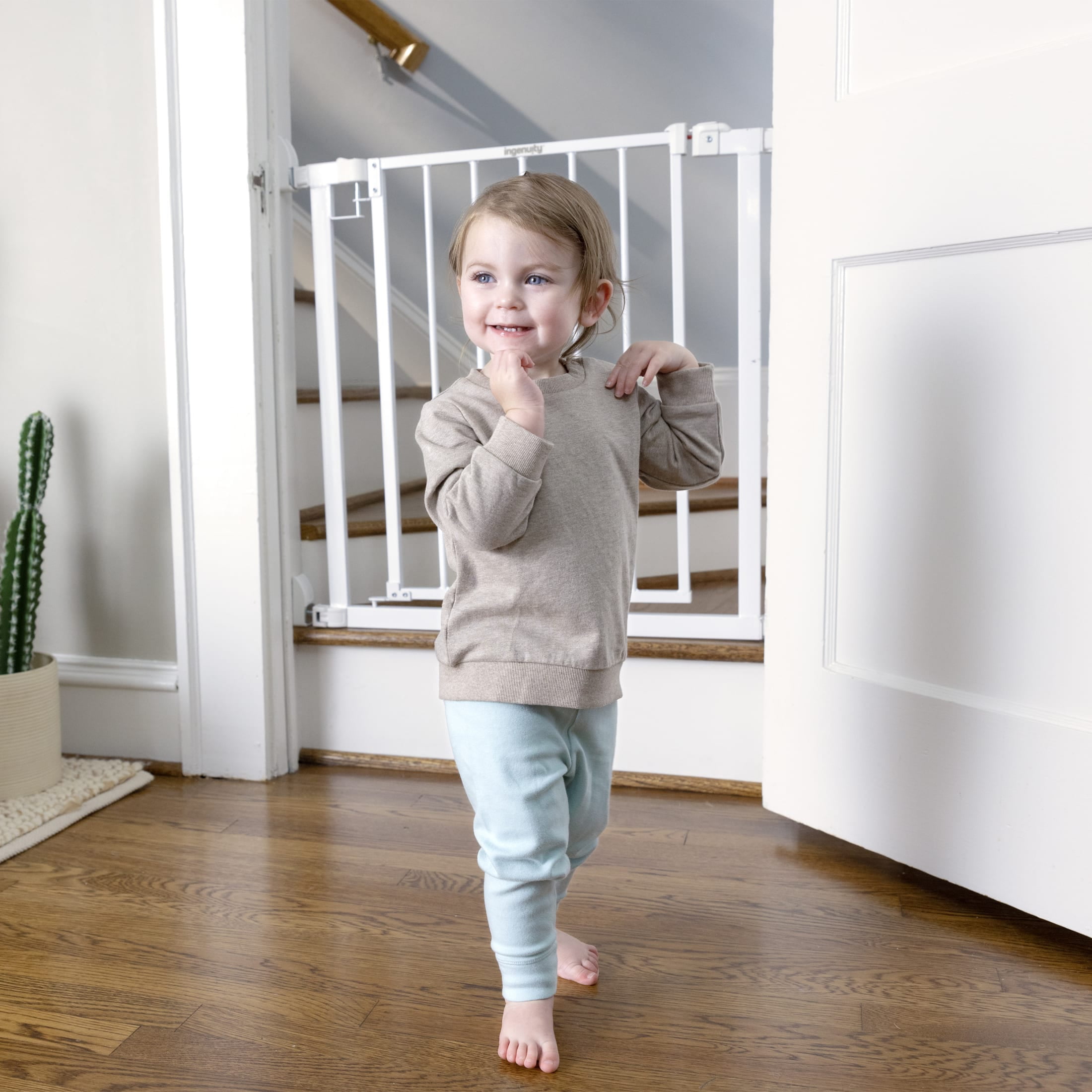 Ingenuity The Doorway 37W Series Pet and Baby Gate with Quad-Cam Lock, Openings from 30-37 inches Wide, Ages 6-24 Months, - White - Image 11