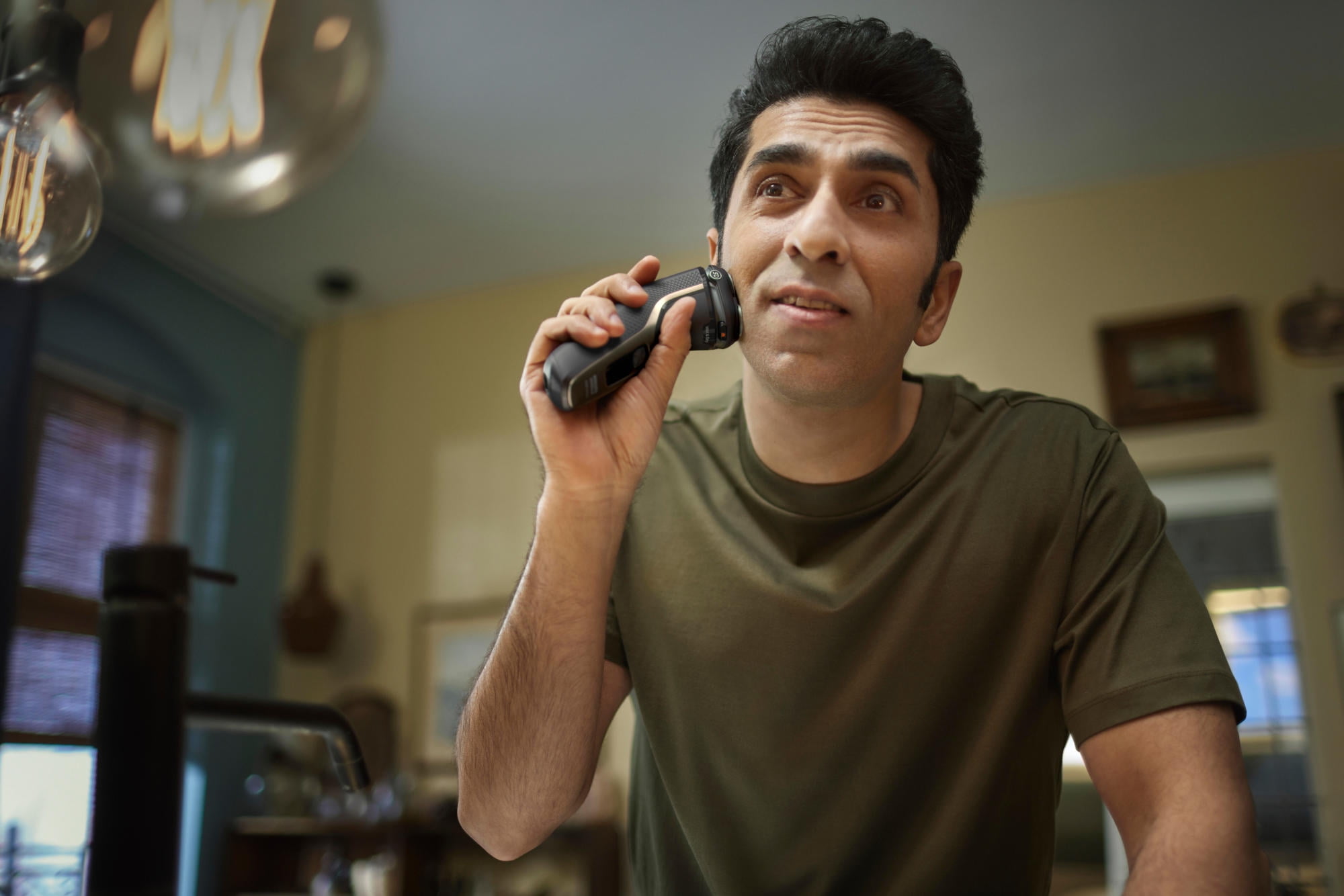 Philips Norelco Caretouch, Rechargeable Wet & Dry Shaver with Pop-Up Trimmer - Image 3