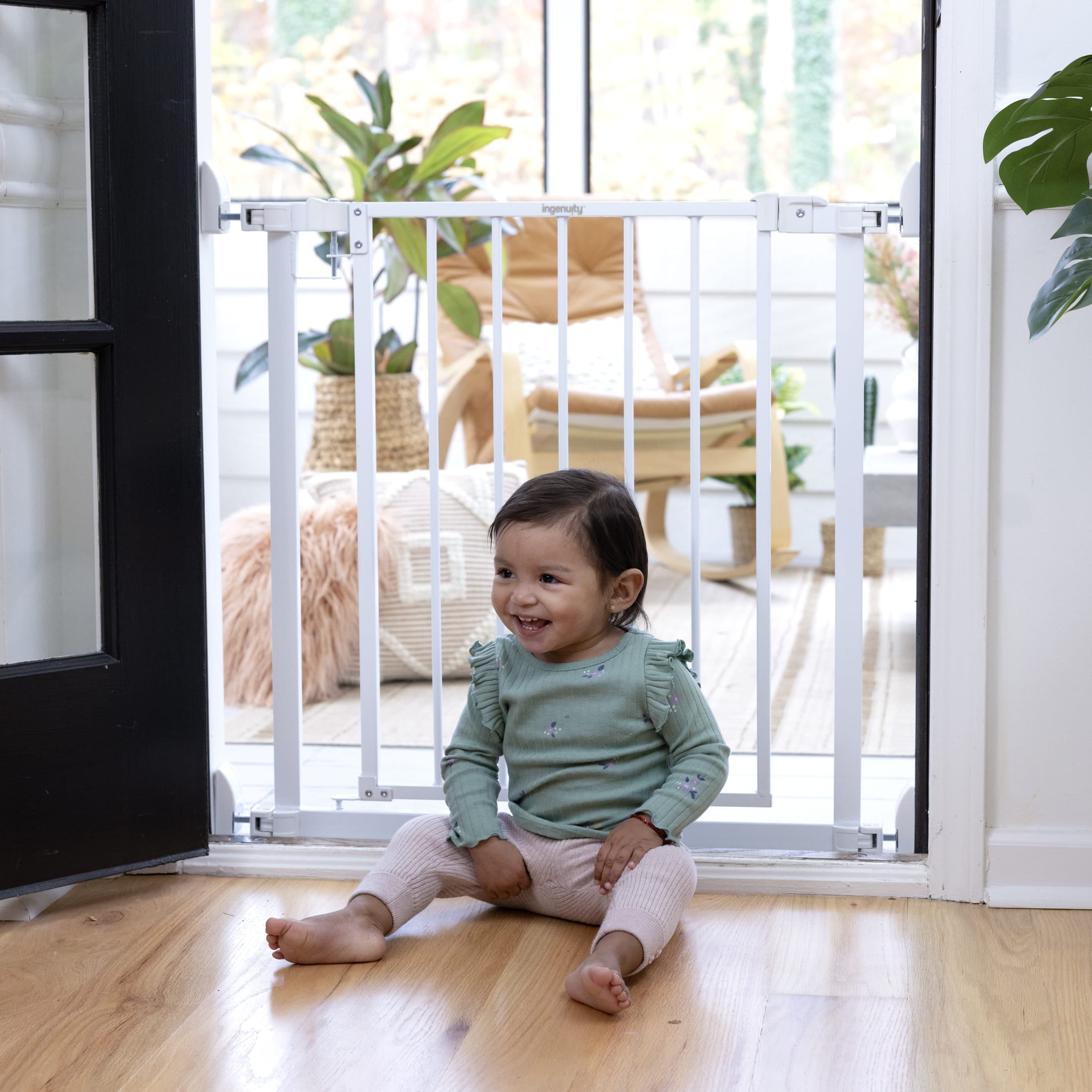 Ingenuity The Doorway 37W Series Pet and Baby Gate with Quad-Cam Lock, Openings from 30-37 inches Wide, Ages 6-24 Months, - White - Image 4