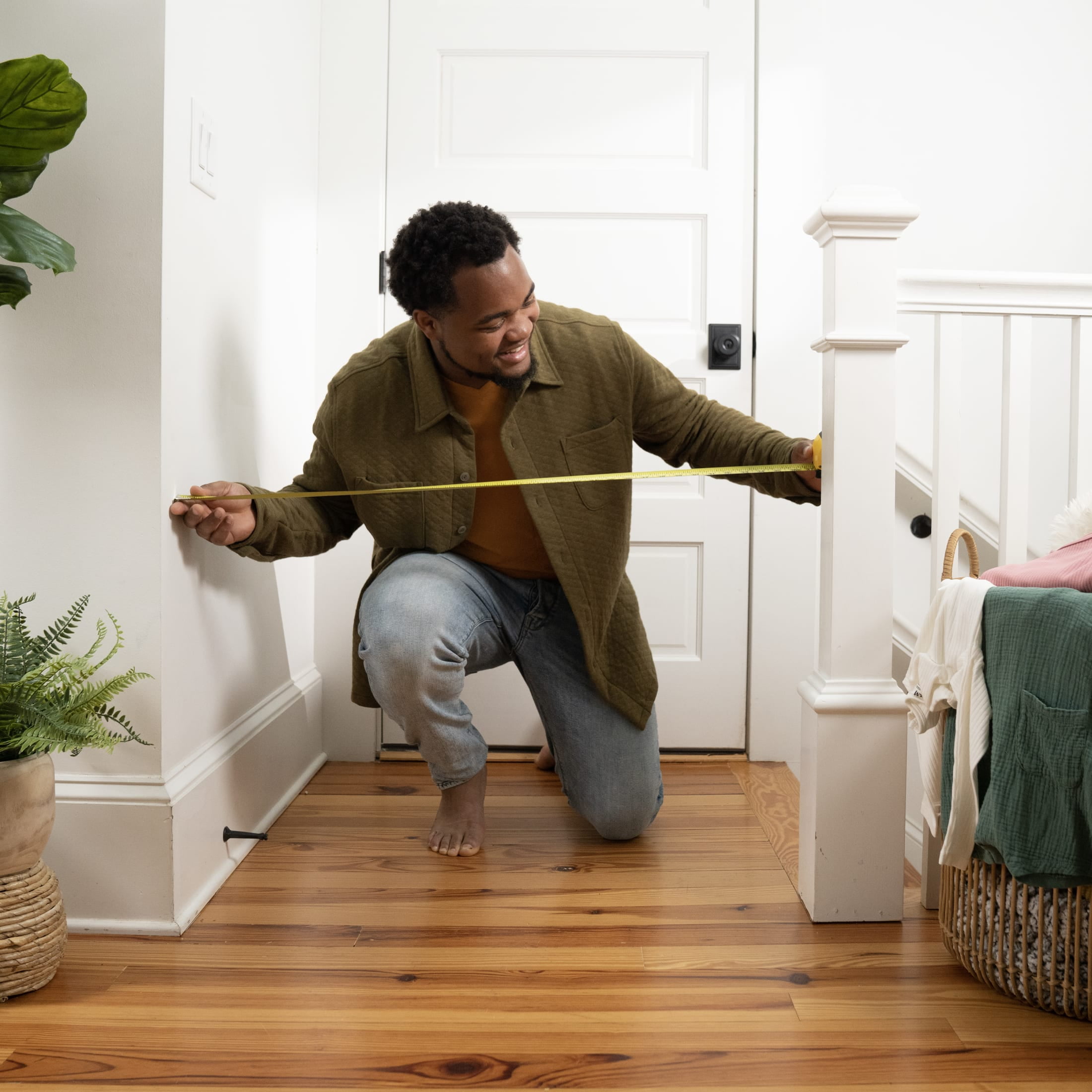 Ingenuity The Doorway 37W Series Pet and Baby Gate with Quad-Cam Lock, Openings from 30-37 inches Wide, Ages 6-24 Months, - White - Image 12