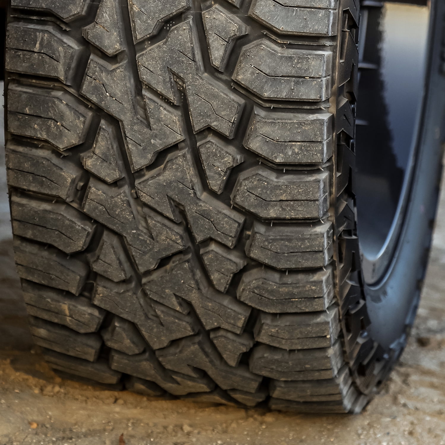 Venom Power Trail Hunter R/T 265/70R17 115S Rugged Terrain Tire - Image 3