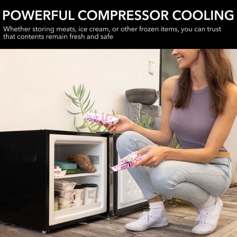 Whynter 1.1 cu. ft. Energy Star Upright Freezer with Lock CUF-112SS - Image 3