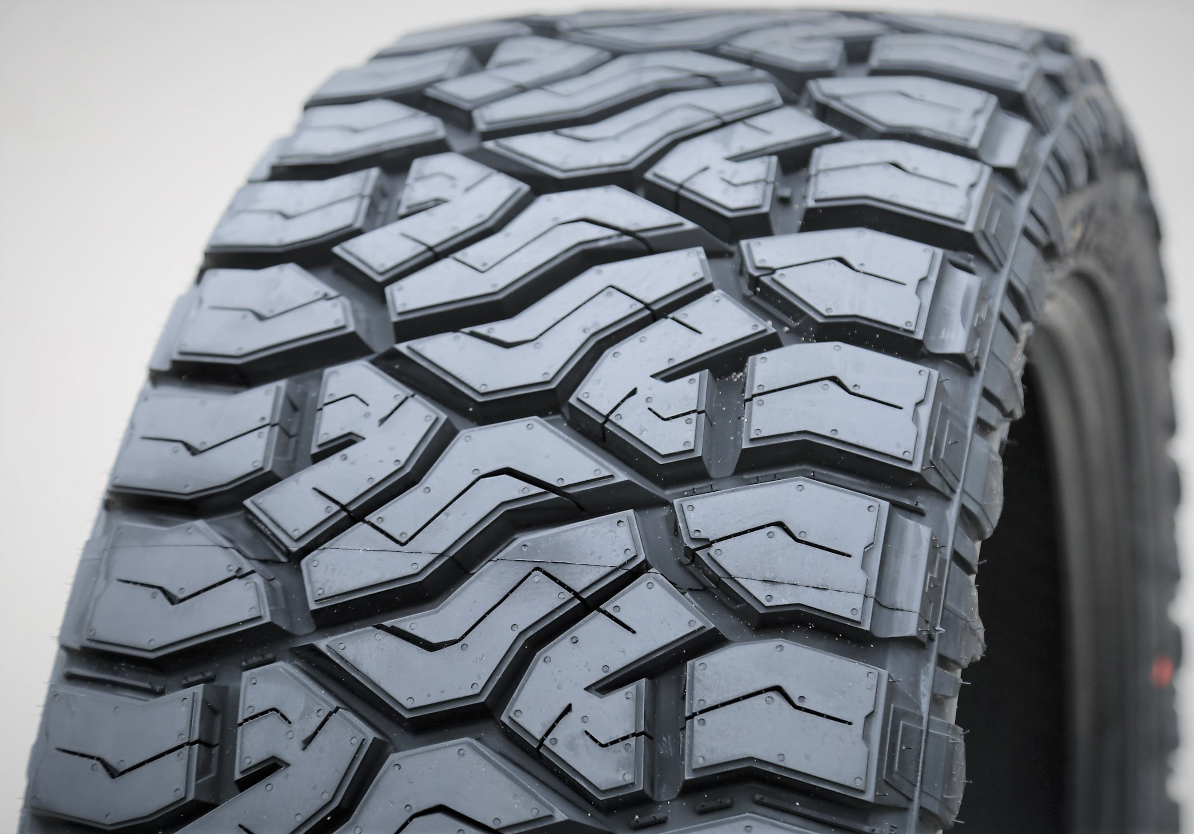 Venom Power Terra Hunter R/T+ 305/45R22 118T XL Rugged Terrain Tire - Image 7