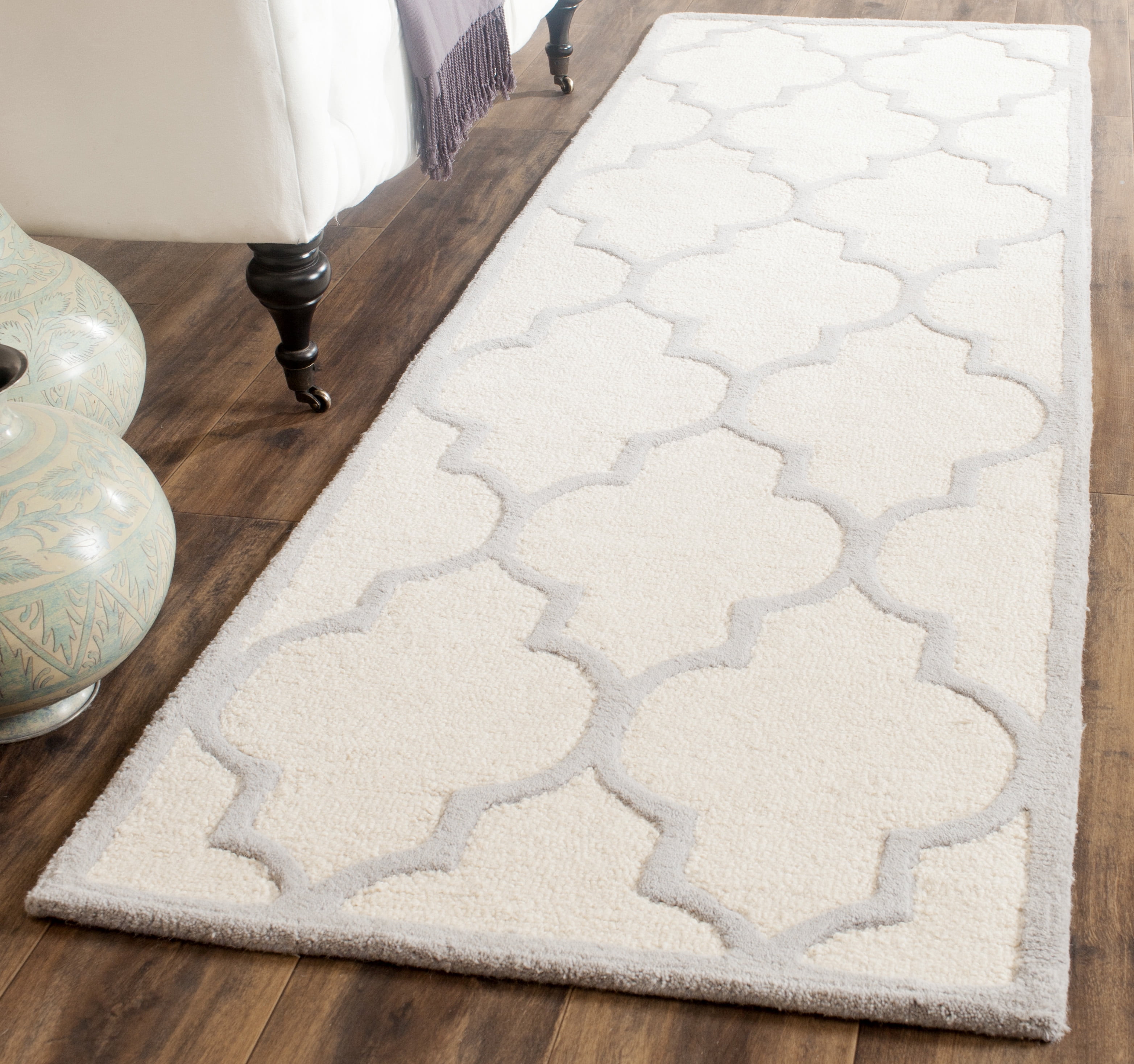SAFAVIEH Cambridge Kevin Geometric Wool Runner Rug, Ivory/Silver, 2'6" x 8'