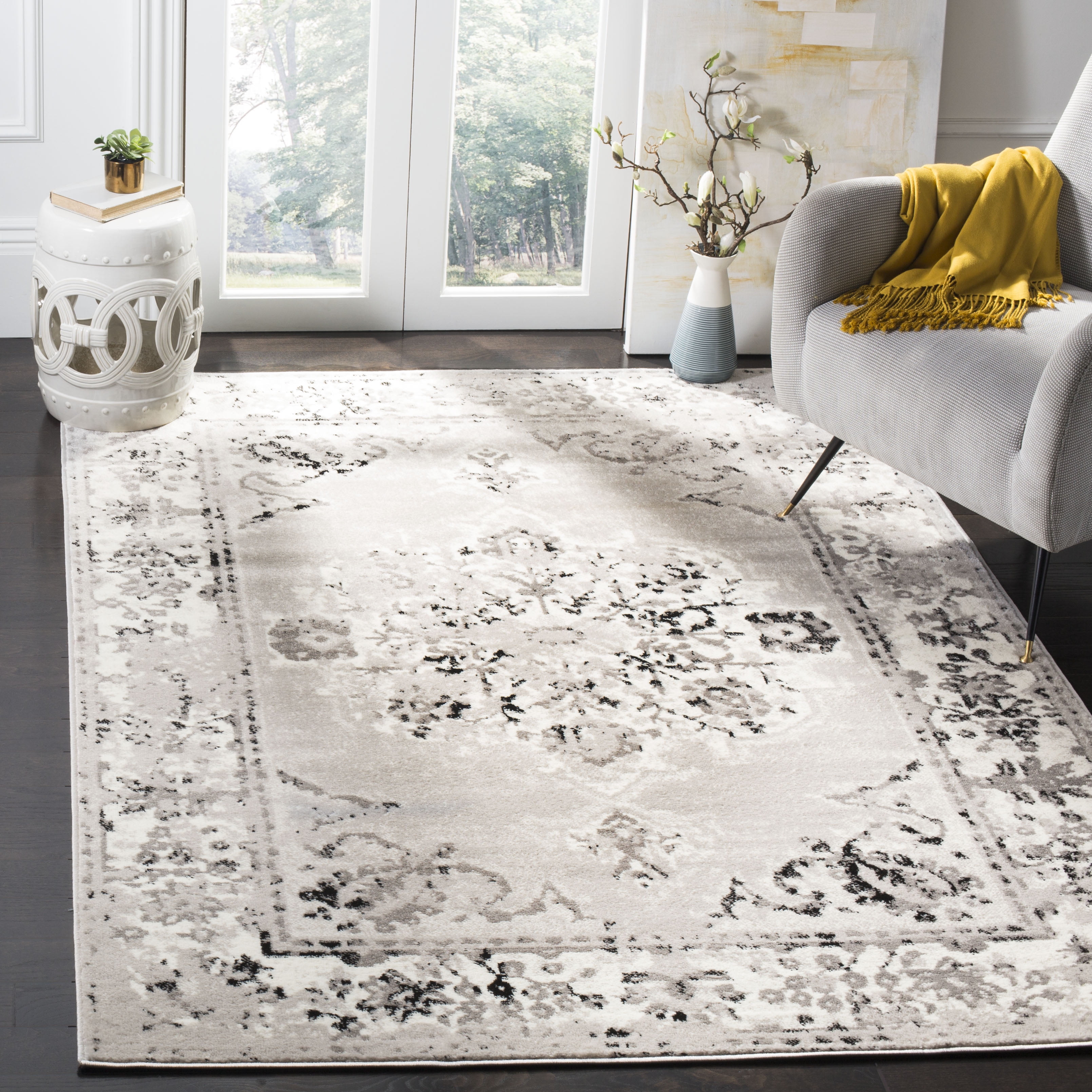 SAFAVIEH Skyler Nikeisha Floral Area Rug, Grey/Ivory, 5'1" x 7'6"