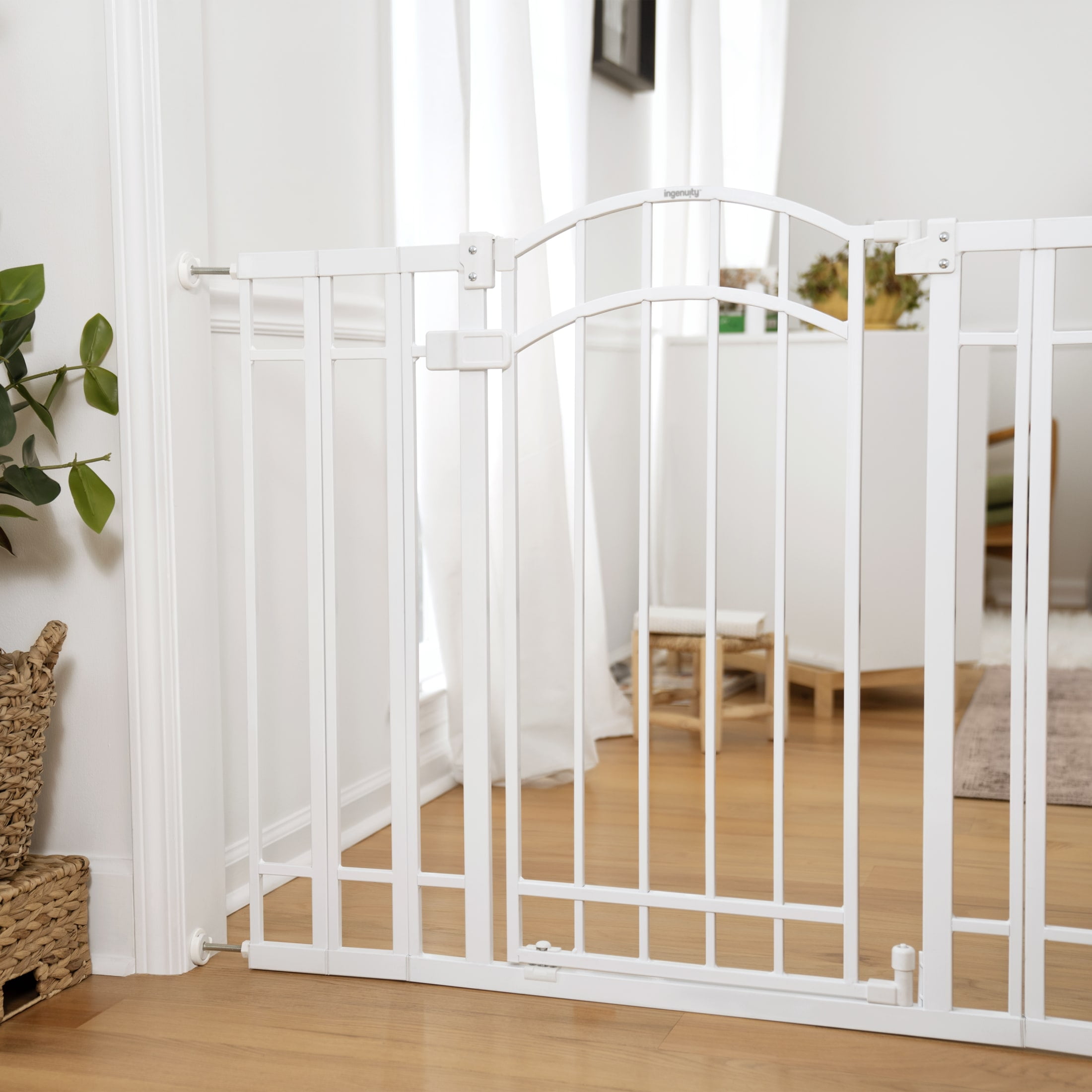 Ingenuity The Doorway 48W Series Pet and Baby Gate - White